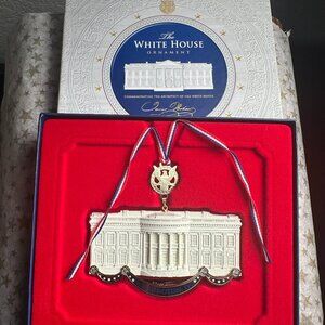 NEW The White House Ornament with box and booklet
